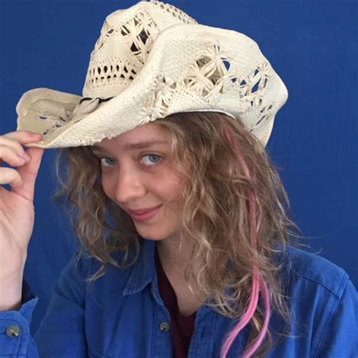 
All About Madeleine Arthur: Age, Height, Boyfriend, Net Worth 