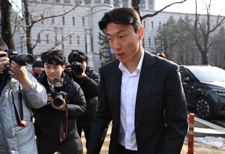 Hwang UI Jo | Twitter And Reddit | Controversy