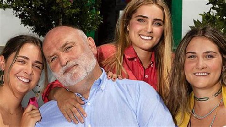 
“I thought you were trying to kill us”: José Andrés’ daughters roast their father while promoting José Andrés and Family in Spain 
