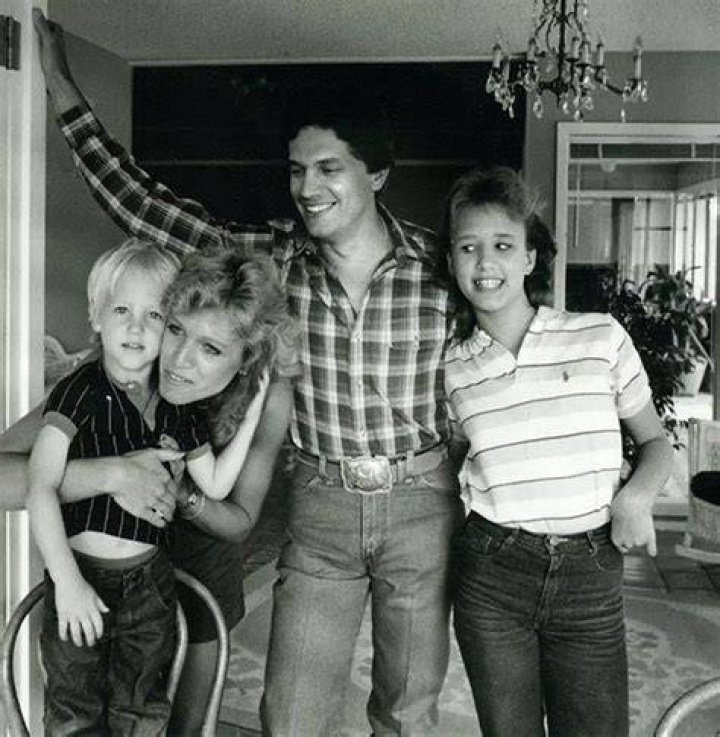 
Inside Joe Siddall Wife Tamara and Family: Kids Brett, Kevin & Mackenzie 