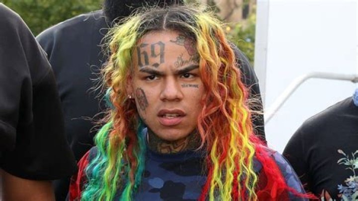 
Is 6ix9ine is Married to Wife? Or Dating a Girlfriend? 