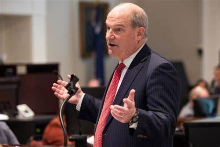 
Jim Griffin, Alex Murdaugh’s defense attorney checks phone, loses track during closing argument 