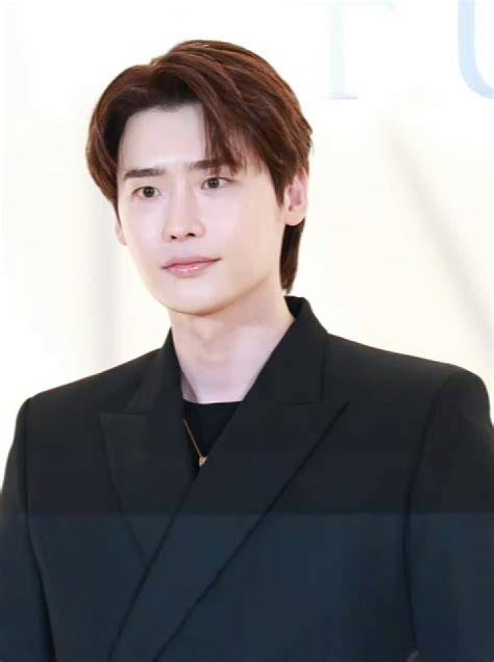 Lee Jong-suk Height, Weight, Net Worth, Age, Birthday, Wikipedia, Who, Nationality, Biography