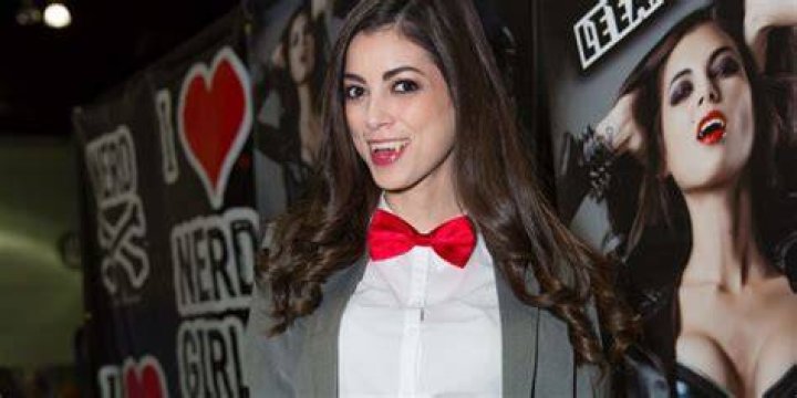 
LeeAnna Vamp from ‘Cosplay’ Wiki, Husband, Age, Married, Net Worth, Measurements 