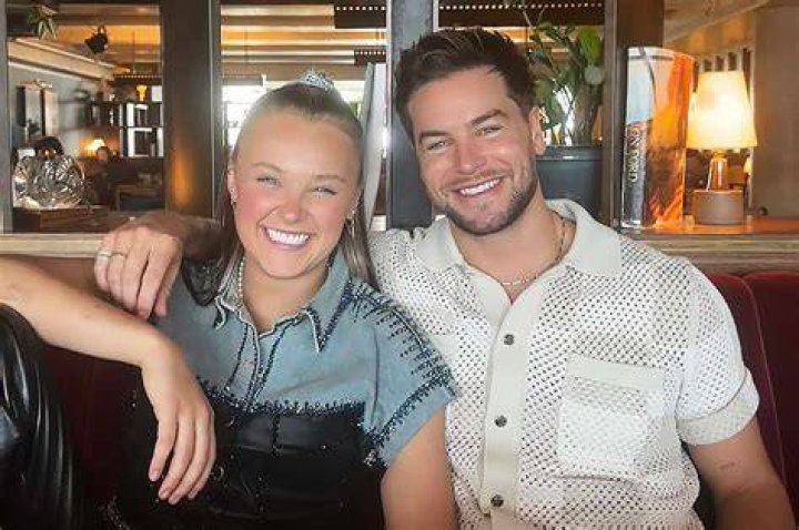 
Leighannsays Had A Baby With Boyfriend, Is The YouTuber Married? 