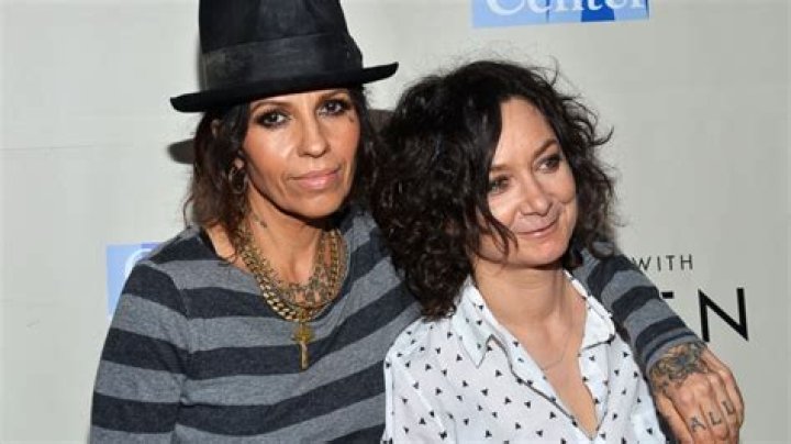 
Sara Gilbert Girlfriend: Who Is She Dating Now? Relationship Timeline With Linda Perry 