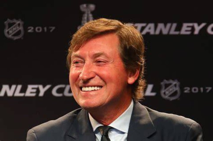 
Why Is Wayne Gretzky Banned From Minor Hockey? Canadian Coach Suspended For Life! 